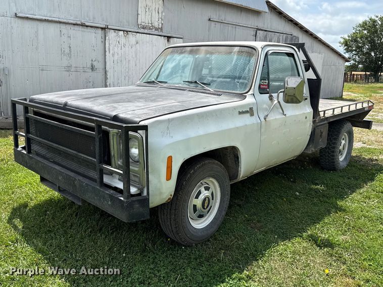 1979 Chevrolet C30 flatbed pickup truck - EN0439