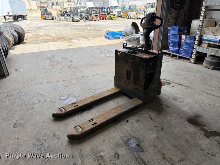 Toyota 8HBW23 pallet jack - ER3033