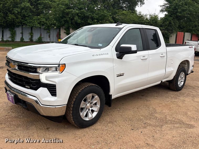 2022 Chevrolet Silverado 1500 Ext. Cab pickup truck - ET2004