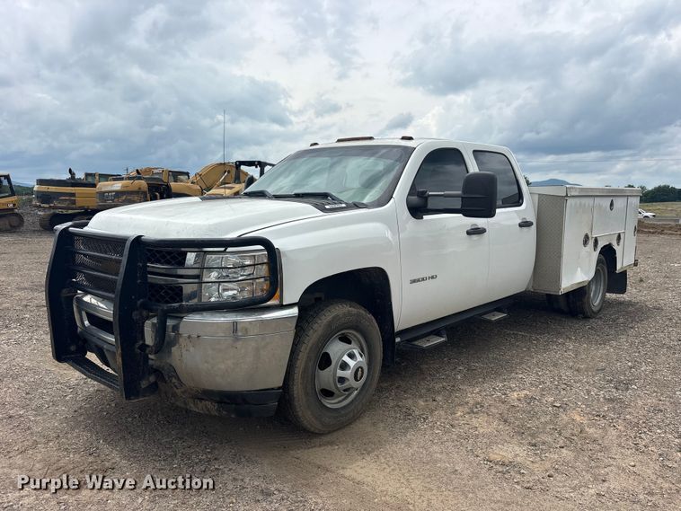 2013 Chevrolet Silverado 3500HD Crew Cab utility bed pickup truck - ET2133