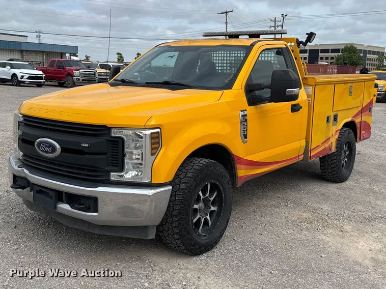 2018 Ford F350 Super Duty utility bed pickup truck - ET6291