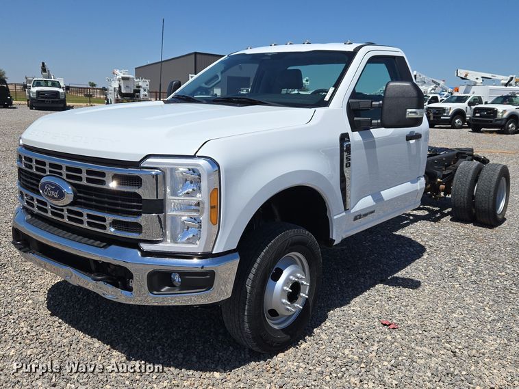 2023 Ford F350 Super Duty pickup truck cab and chassis - EW0141