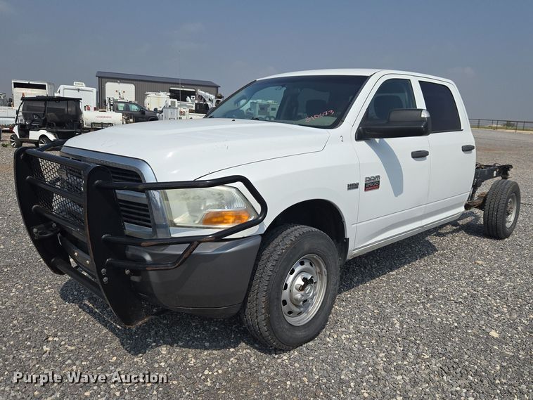 2011 Dodge Ram 2500 Crew Cab pickup truck cab and chassis - EW0171