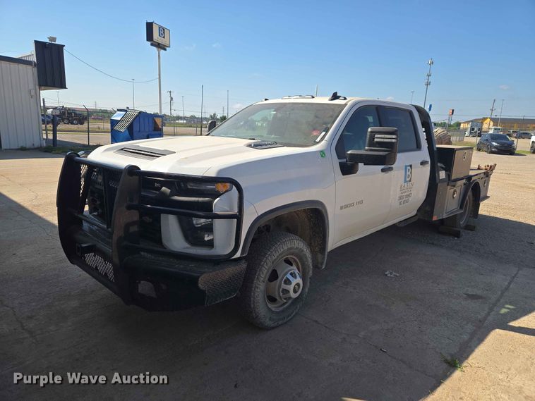 2022 Chevrolet Silverado 3500HD Crew Cab flatbed pickup truck - EW0203
