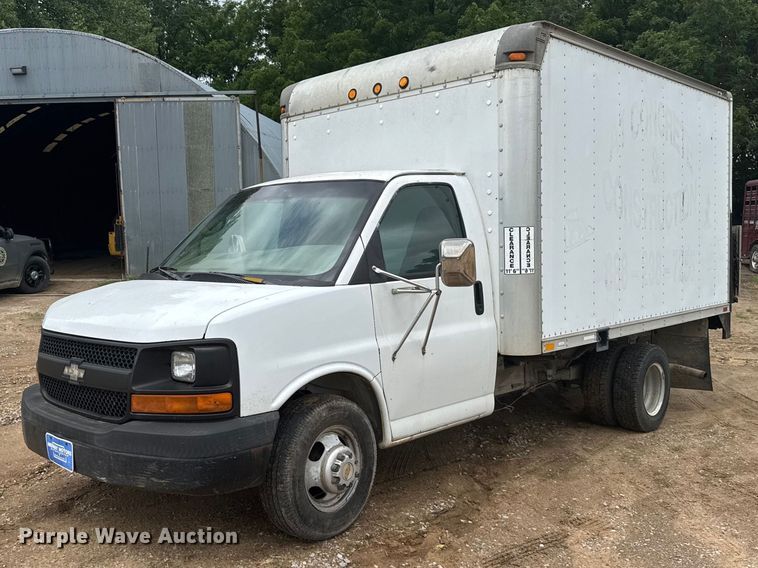 2004 Chevrolet Express 3500 box truck - EW4823