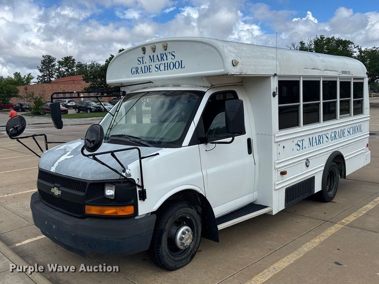 2003 Chevrolet Express school bus - FB7452