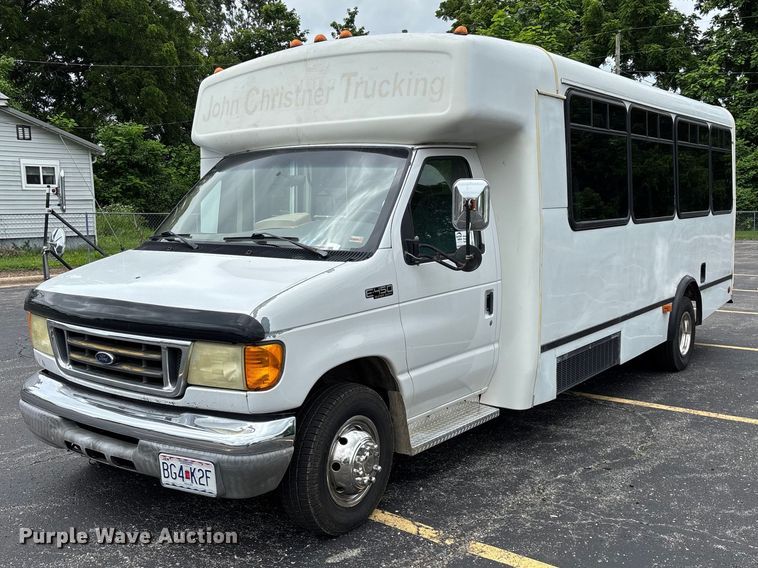 2005 Ford E450 Super Duty  shuttle bus - FG0455
