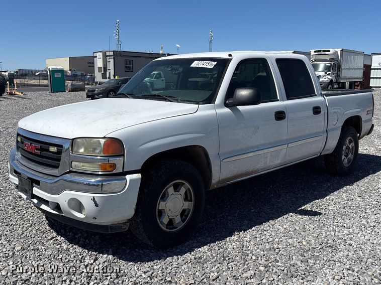 2005 GMC Sierra 1500 Crew Cab pickup truck - YA3461