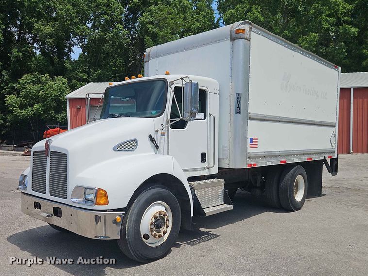 2004 Kenworth T300 box truck - DQ7790