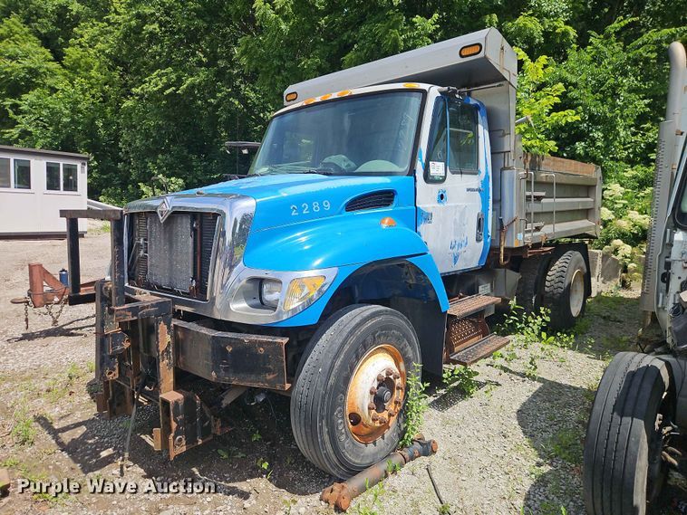 2005 International 7400 dump truck - DQ7813