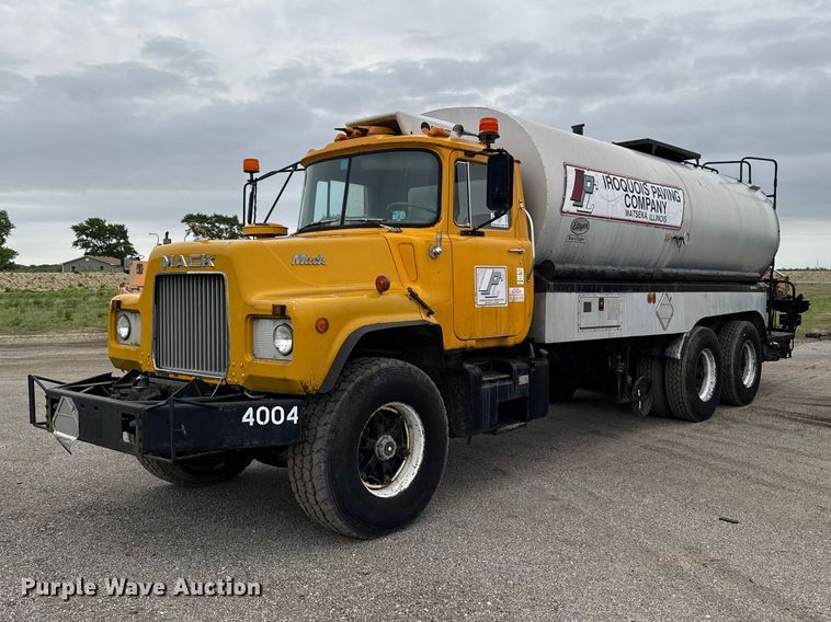 1978 Mack oil distributor truck - DV2006