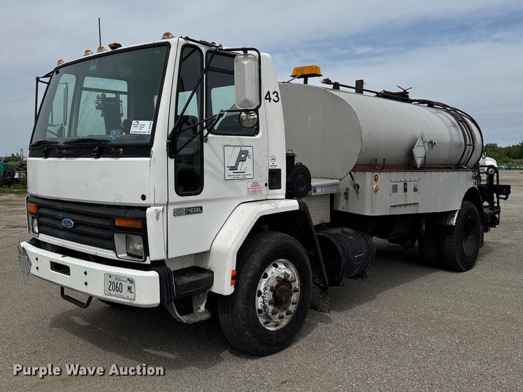 1992 Ford CF8000 oil distributor truck - DV2009