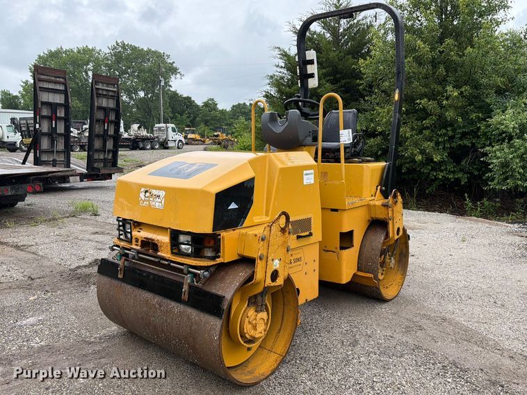 2009 Caterpillar CB32 double drum vibratory roller - EA4923