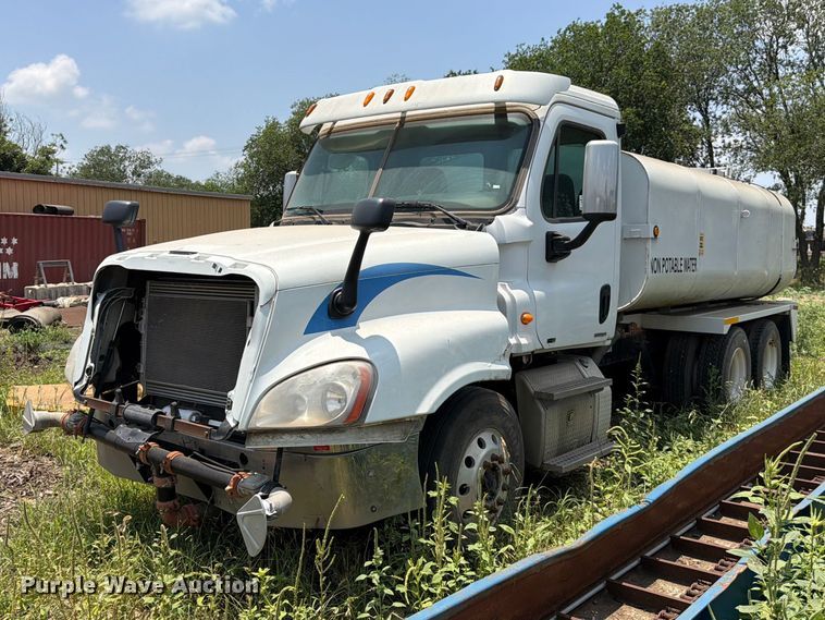 2011 Freightliner Cascadia water truck - ED5304