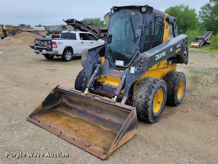 2023 John Deere 330G skid steer loader - EE1059