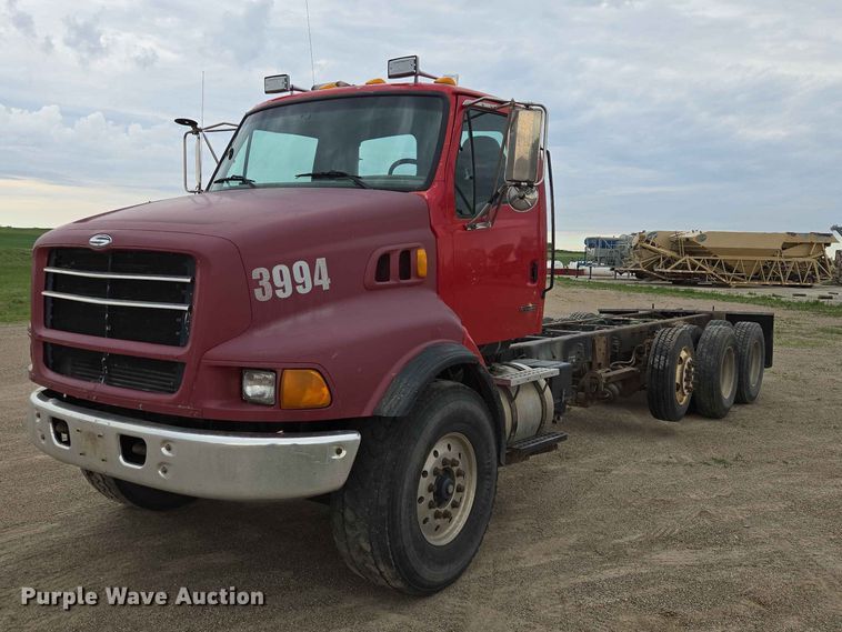 2000 Sterling L9500 truck cab and chassis - ER1677