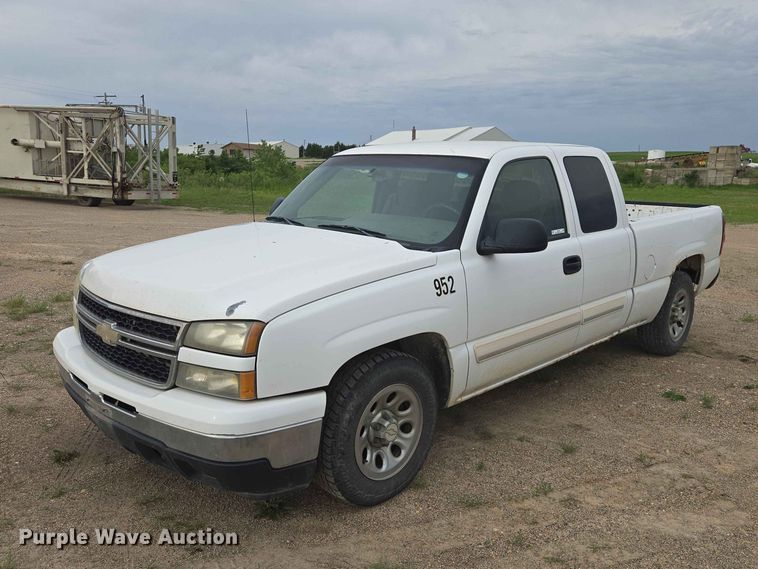 2007 Chevrolet Silverado 1500 Ext. Cab pickup truck - ER1681