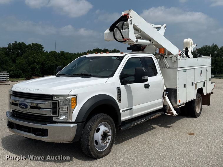 2017 Ford F550 Ext. Cab bucket truck - ET6304