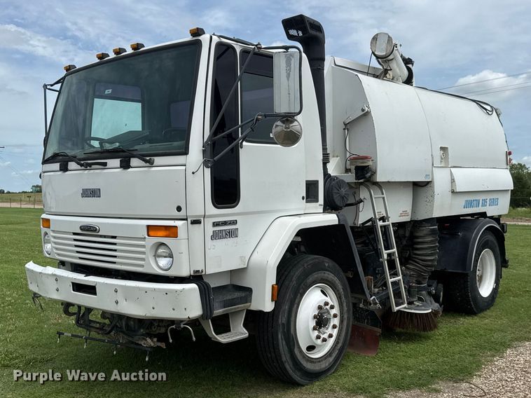 2000 Freightliner FC70 street sweeper truck - EW0020