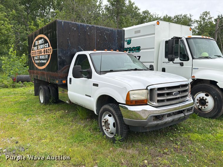 2001 Ford F550 Super Duty chipper truck - FB8172