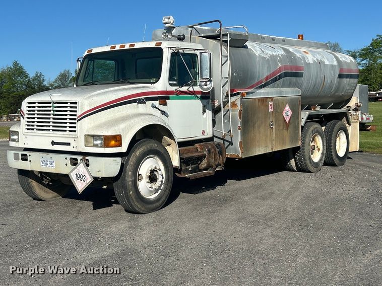 2000 International F-4900 fuel truck - FC2522