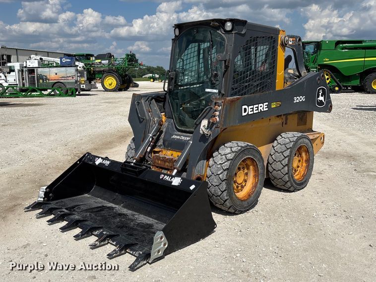 2022 John Deere 320G skid steer loader - FC5858