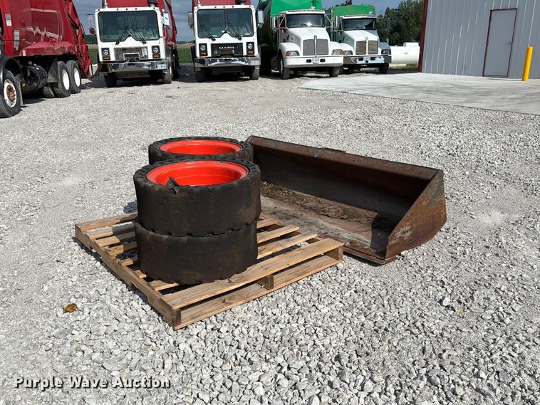 Skid steer bucket and tires - FC5865