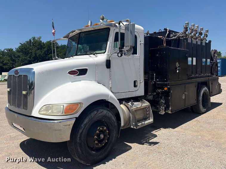 2007 Peterbilt 335 fuel / lube truck - FI0195