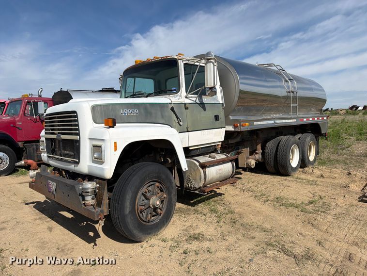 1991 Ford LT8000 tank truck - FK0226