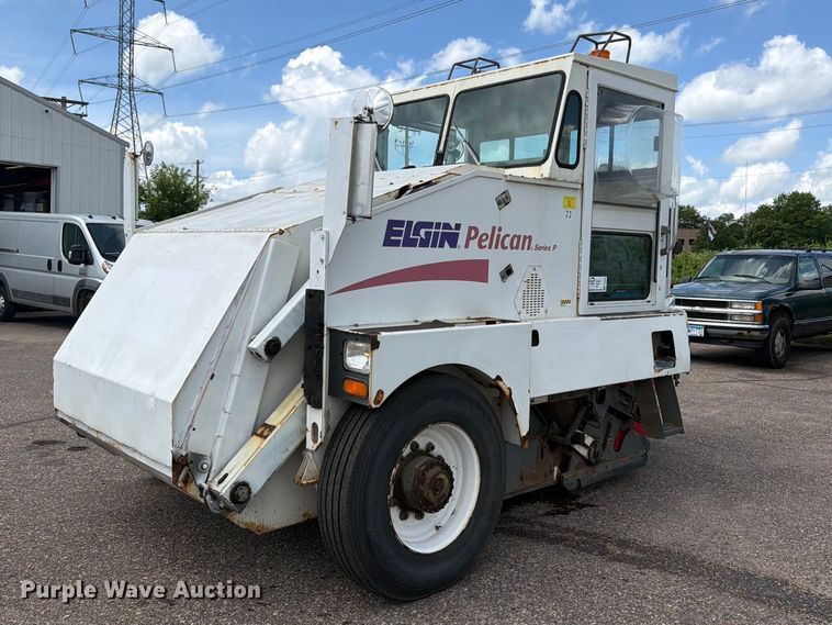 2002 Elgin Pelican Series P street sweeper - FK0262
