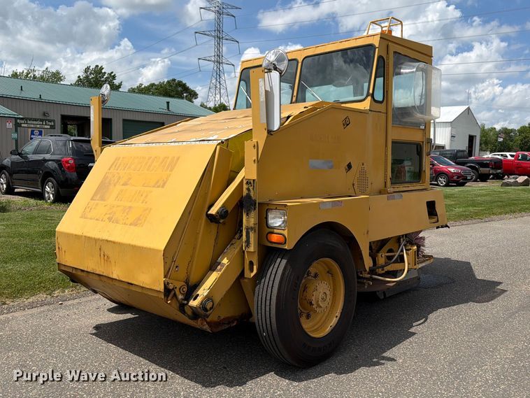 1997 Elgin Pelican street sweeper - FK0263