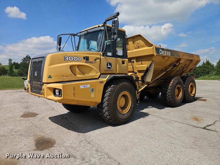 2015 John Deere 300D Series II articulated haul truck - FN5693
