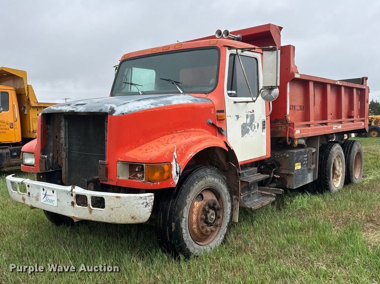 1993 International 4900 dump truck - NA9405