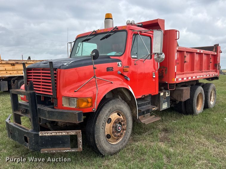 1999 International 4900 dump truck - NA9408
