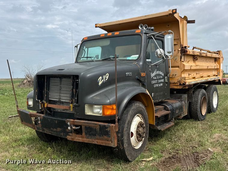 1995 International 4900 dump truck - NA9409