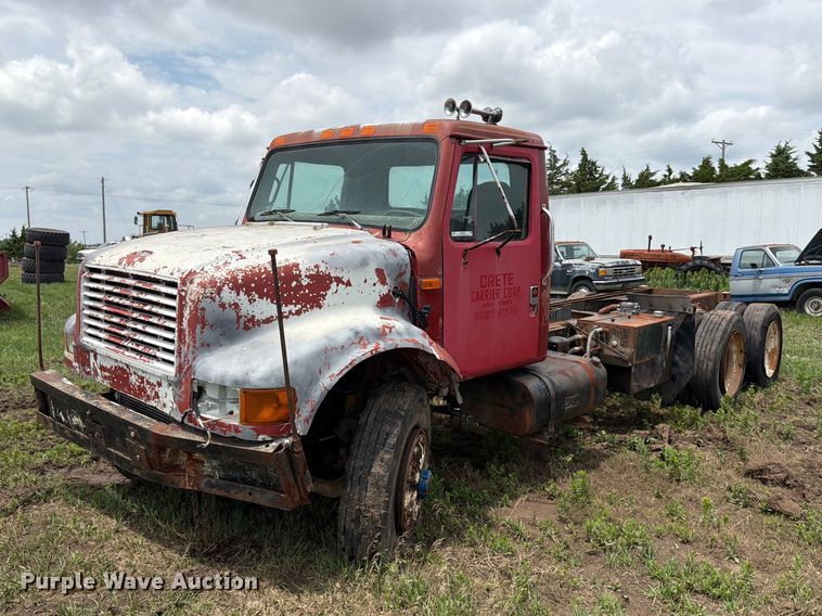 1994 International F4900 truck cab and chassis - NA9425