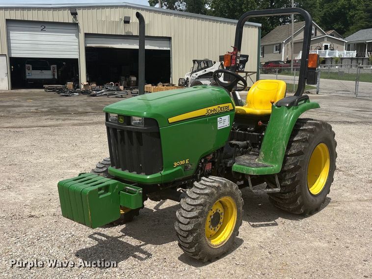 2013 John Deere 3038E MFWD tractor - DQ5482