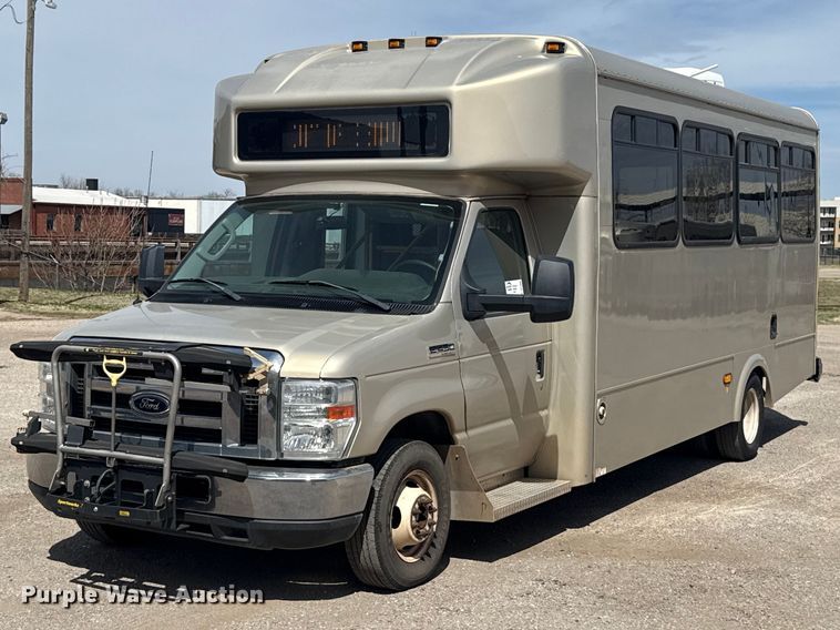 2016 Ford E450 shuttle bus - DR1006