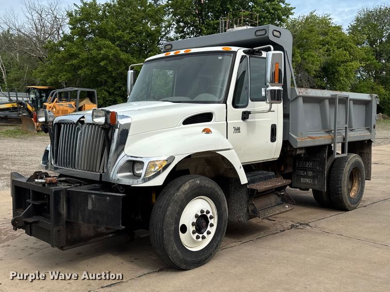 2003 International 7400 dump truck - DV2017