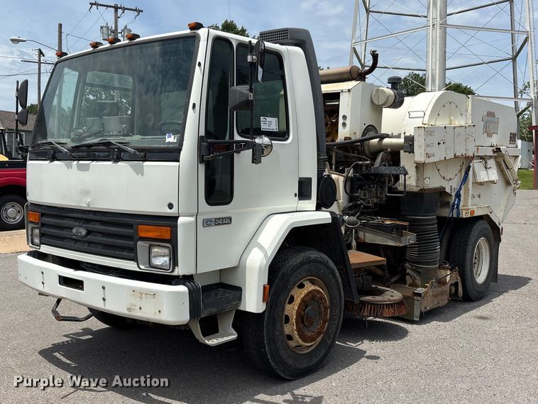 1990 Ford CF7000 street sweeper truck - DV4424