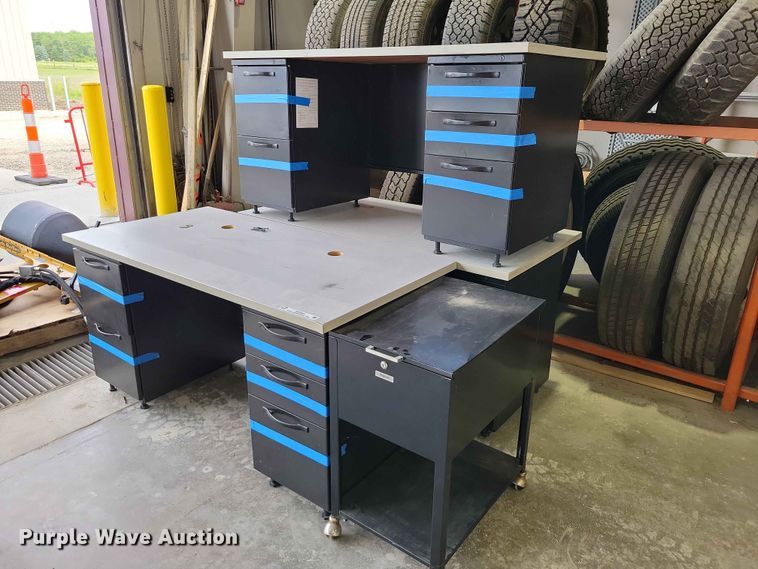 (3) desks  - DZ7207