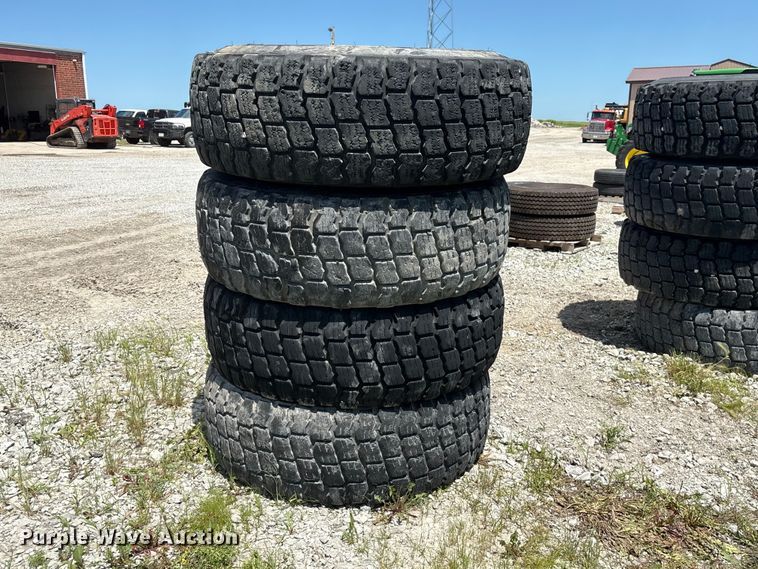 (4) 17.5R25 tires - EI5870