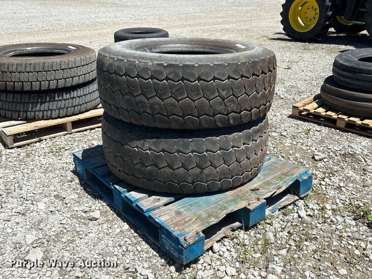 (2) Michelin XZY3 385/65R22.5 tires - EI5880