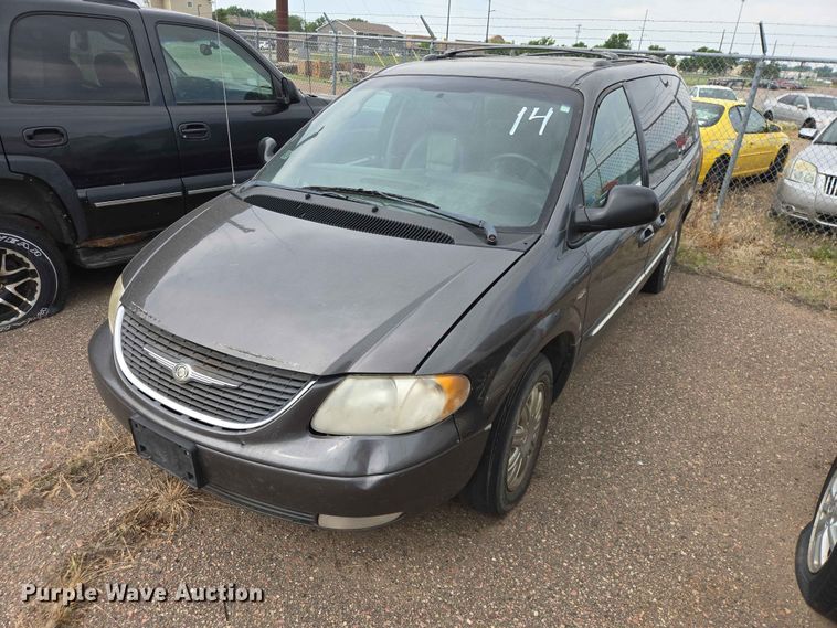 2004 Chrysler Town And Country van - ER1718