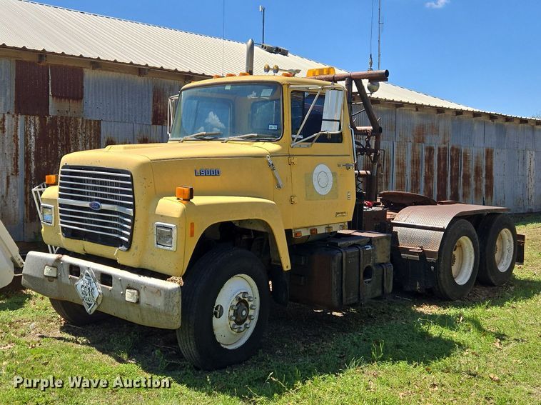 1987 Ford LT9000 winch truck - ET5166
