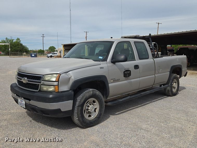 2006 Chevrolet Silverado 2500HD Ext. Cab pickup truck - ET5173