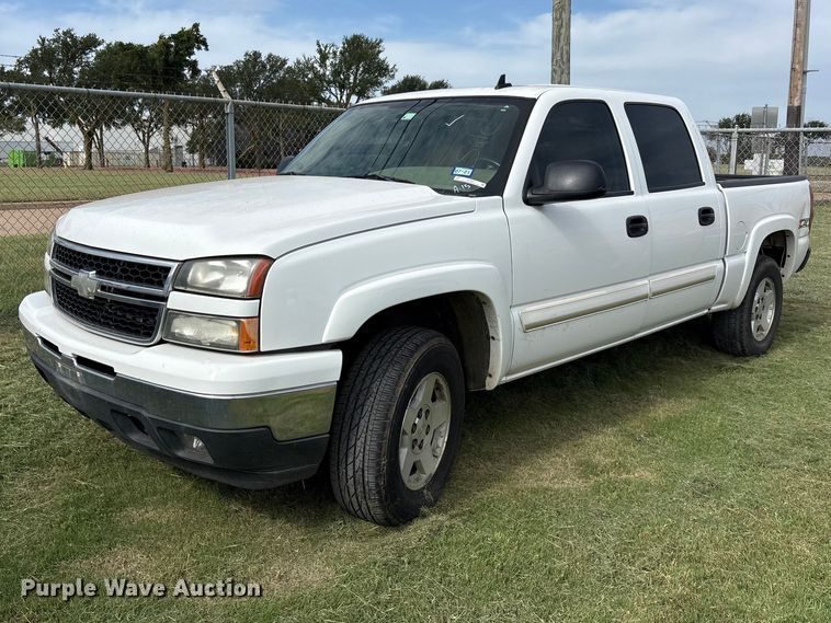 2006 Chevrolet Silverado 1500 Crew Cab pickup truck - EU5641