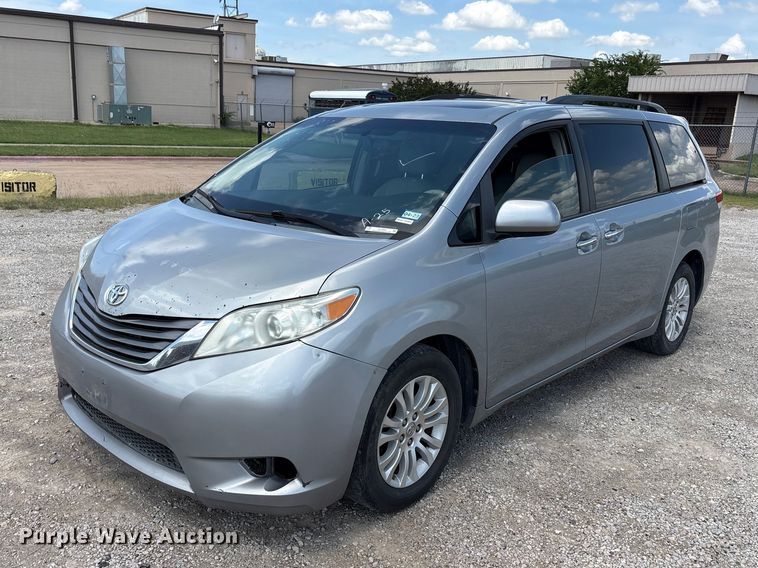 2013 Toyota Sienna van - EU5662