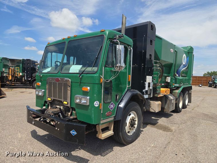 2018 Peterbilt 320 refuse truck - EW0277