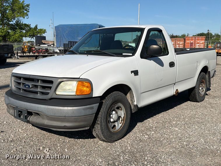 2004 Ford F150 pickup truck - FB8198